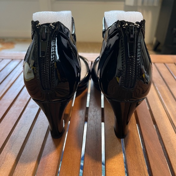 Easy Street Black Patent Flash T-Strap Sandal-NIB - Picture 7 of 7